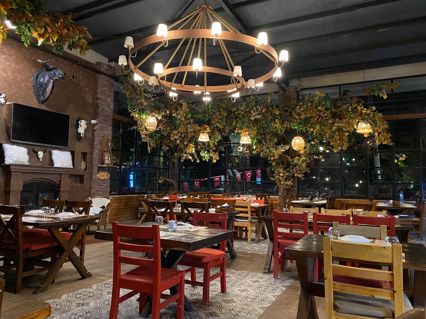 Fethiye Karacabey Restoran: Yöresel Lezzetler, Et Mangal ve Aile Dostu Atmosferiyle Unutulmaz Bir Yemek Deneyimi